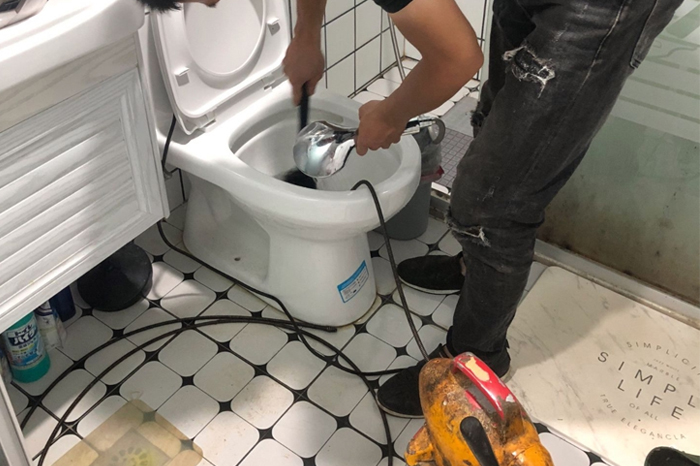 张家川疏通下水道